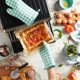 thumbnail image 5 of Juego de 2 guantes de cocina KitchenAid Gingham Aqua Sky Cotton, 5 of 5