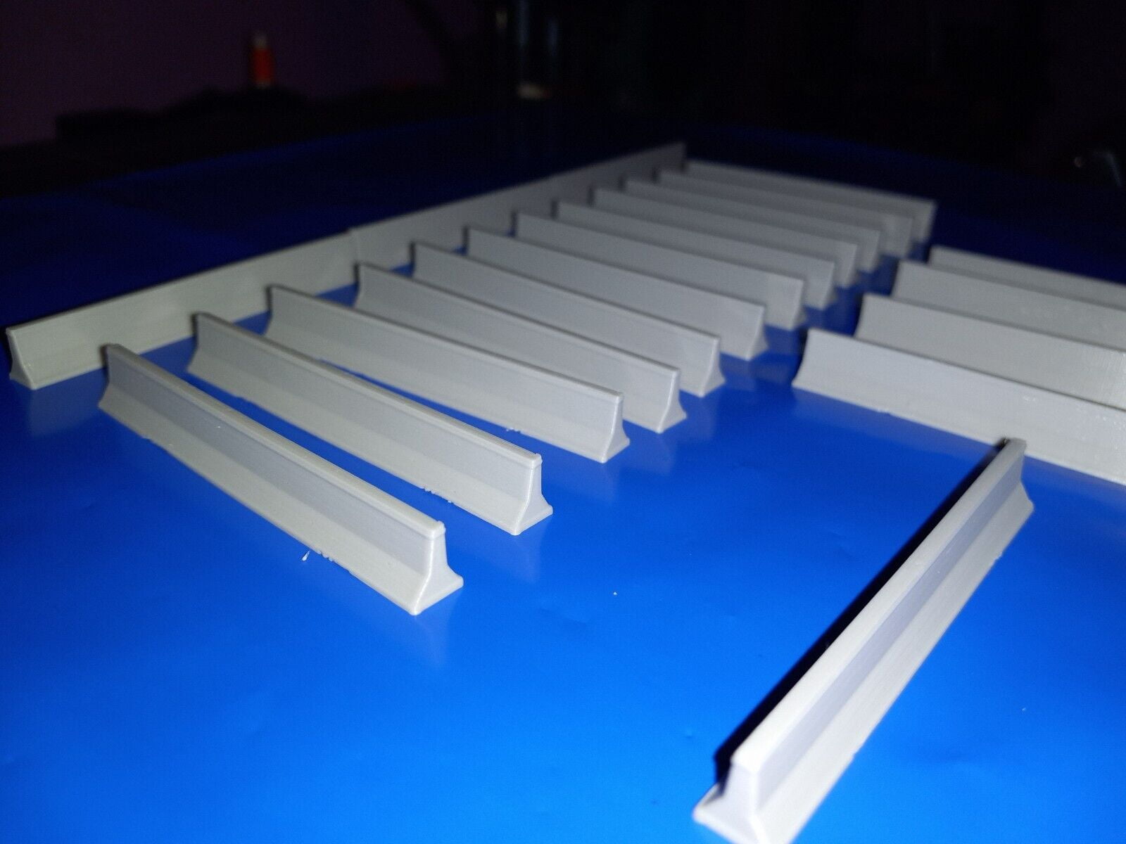 Set of 20 Modern Highway Dividers Kit HO Scale 187 Jersey Barriers