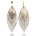 thumbnail image 1 of Vangania Aretes largos pluma color perla cuero con cadena baño de oro ligeros, 1 of 5