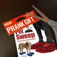 thumbnail image 3 of Regalo de broma Prank-O: Pet Sweep, regalo de mordaza hilarante y complicado, idea de regalo extraña para bromistas. Divertido para novia, novio, amante de las mascotas o fanático de la limpieza en tu, 3 of 5