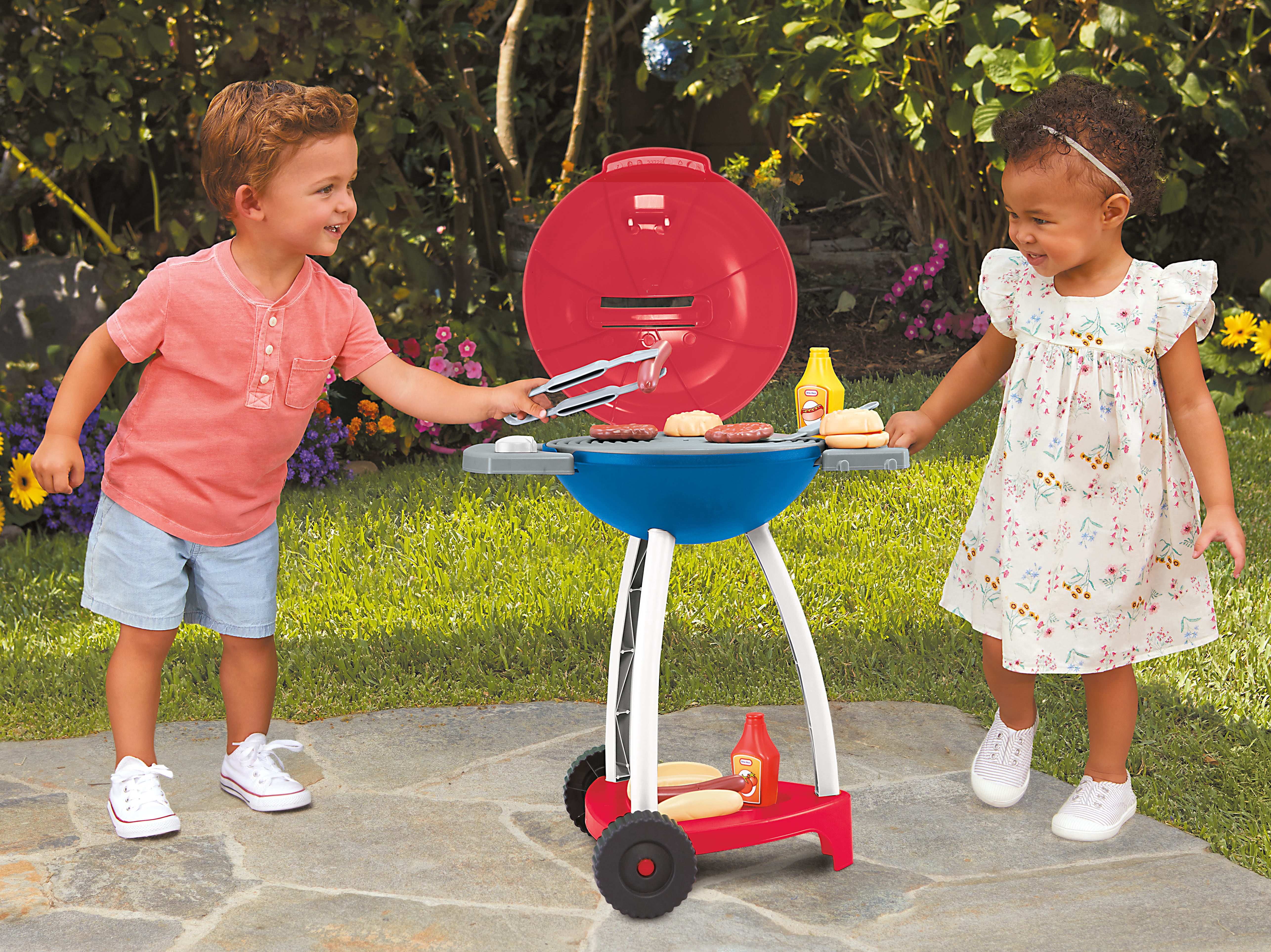 Little Tikes Sizzle & Serve Grill – Red, White & Blue, 14 Accessories, Little Chef Interactive Cooking Playset for Kids and Toddlers