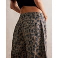 thumbnail image 3 of Jeans cropped de pierna ancha tiro medio con estampado de leopardo M, 3 of 4