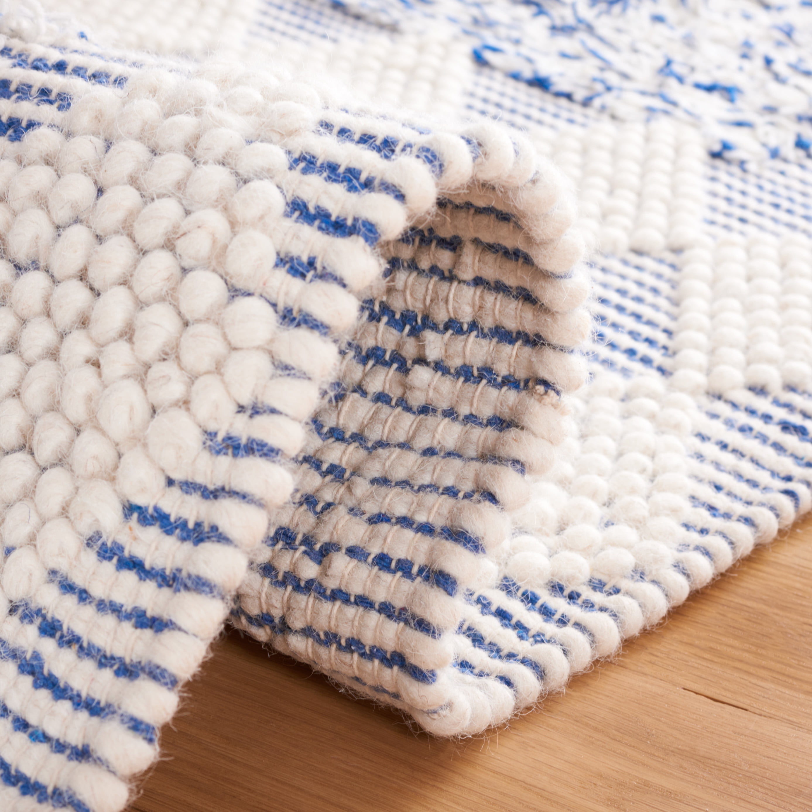 SAFAVIEH Natura Raleigh Geometric Area Rug, Blue/Ivory, 4' x 6'
