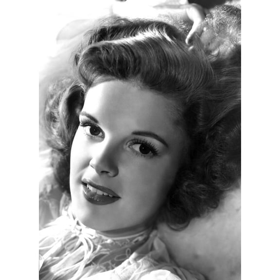 Judy Garland 1943 Photo Print (8 x 10)