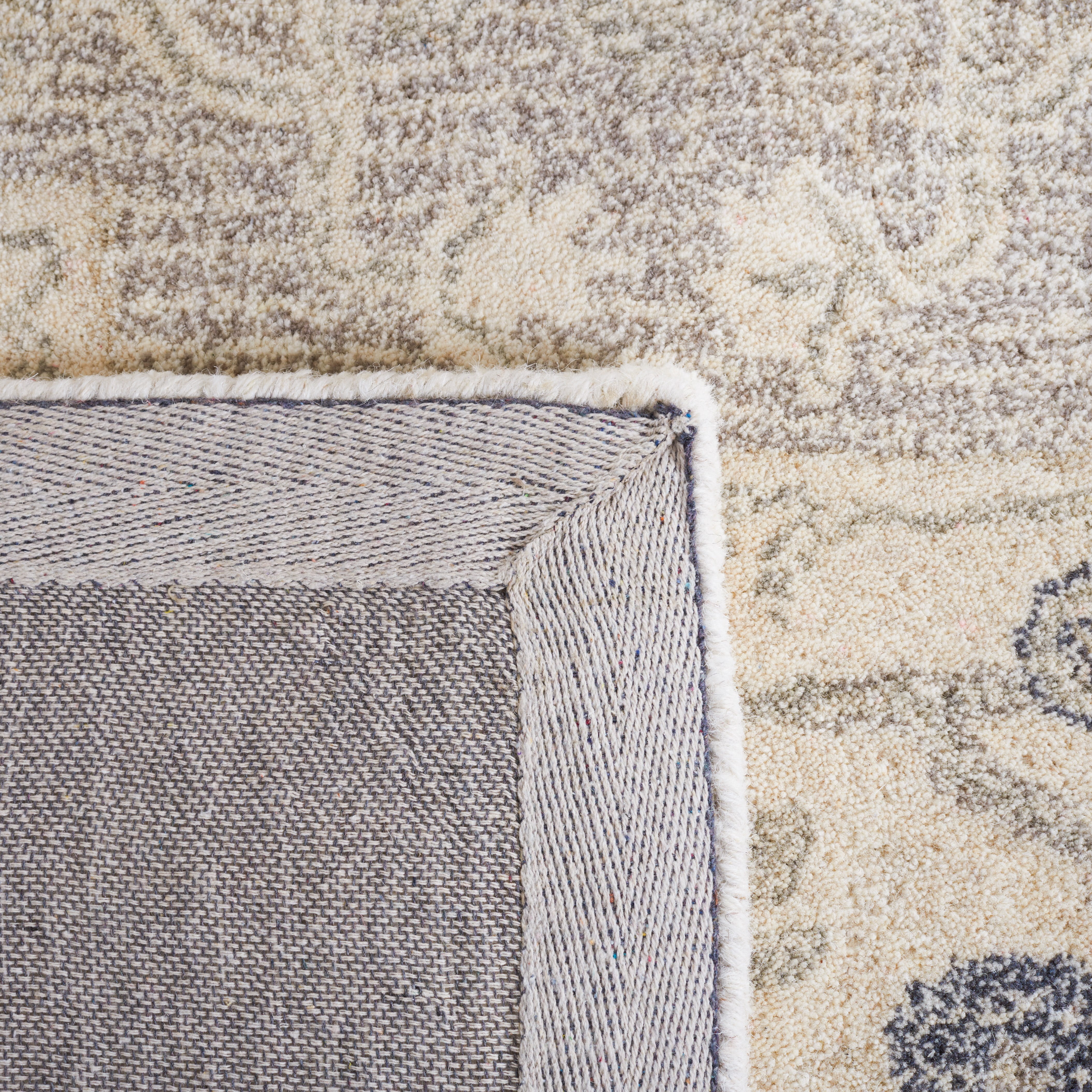 SAFAVIEH Metro Marion Medallion Area Rug, Ivory/Beige, 4' x 6'