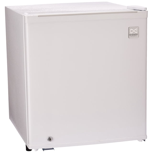 frigobar 1.7 pies 1 pta blanco daewoo fr-064re Frigobar blanco de 1.7 pies con puerta reversible y cerradura; logo Daewoo en la esquina superior, charola para agua del deshielo, hielera interna y rack para botellas de hasta 2 litros; compacto para cocinas pequeñas y apto también para conservar bebidas en oficinas.
