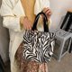 thumbnail image 3 of Lonchera de pana artística, bolsa para el almuerzo, linda bolsa de almacenamiento para llevar a mano con estampado de margaritas, 3 of 6
