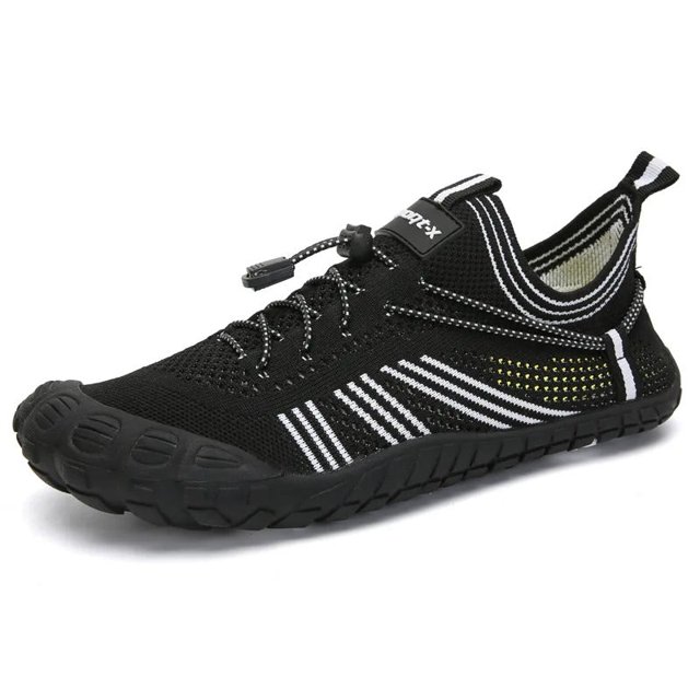 zapato acuático uzi sport modelo 1917 23 zapato acuático negro, vista 3/4 frontal; upper de malla knit con líneas blancas, cierre elástico con tope ajustable y tirador en el talón; suela de goma antiderrapante con dibujo de tracción y orificios para drenaje, ideal para senderismo acuático y caminar por ríos y cascadas.