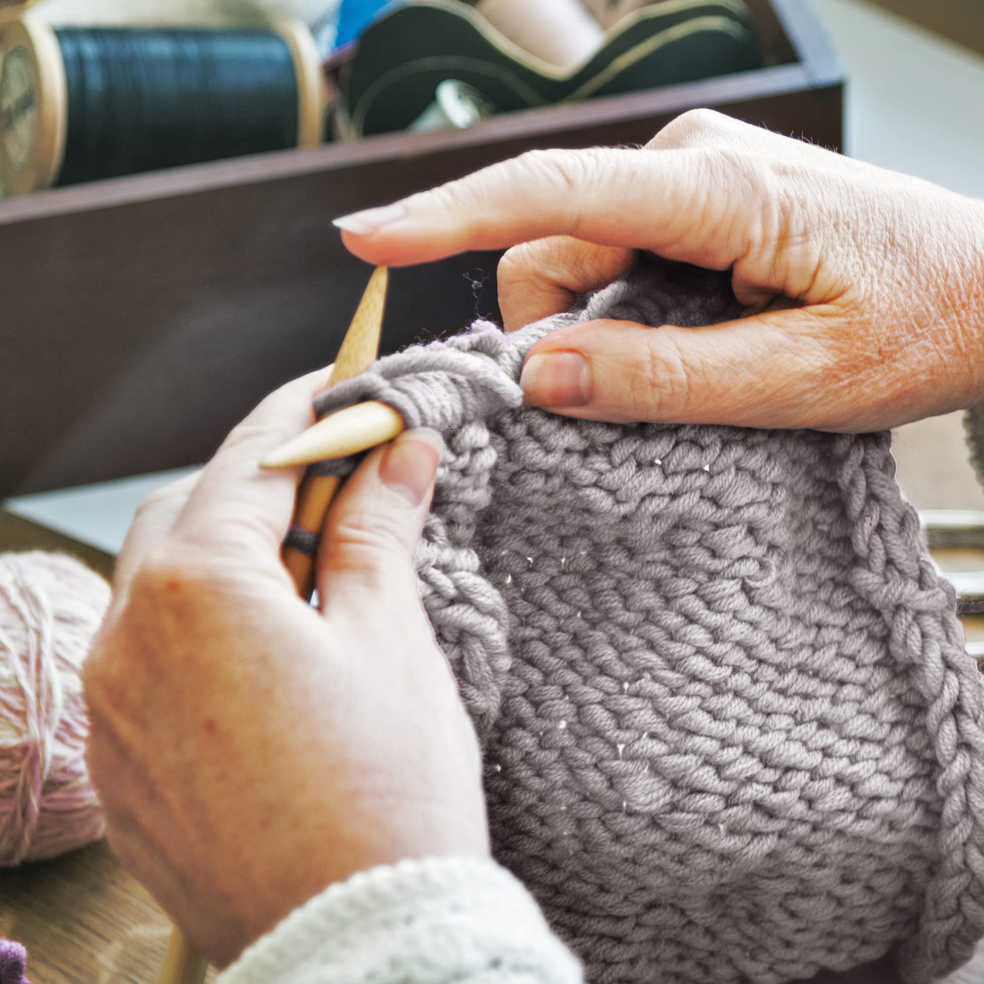 Chunky Blanket Yarn for Knitting 437 yd. 28 oz. (800 g) & Crocheting, Thick Yarn Balls , Circular Knitting Needle, Crochet Hooks, Measuring Tape, Scissors, Pins, Blunt Metal Needles, Manual Silver