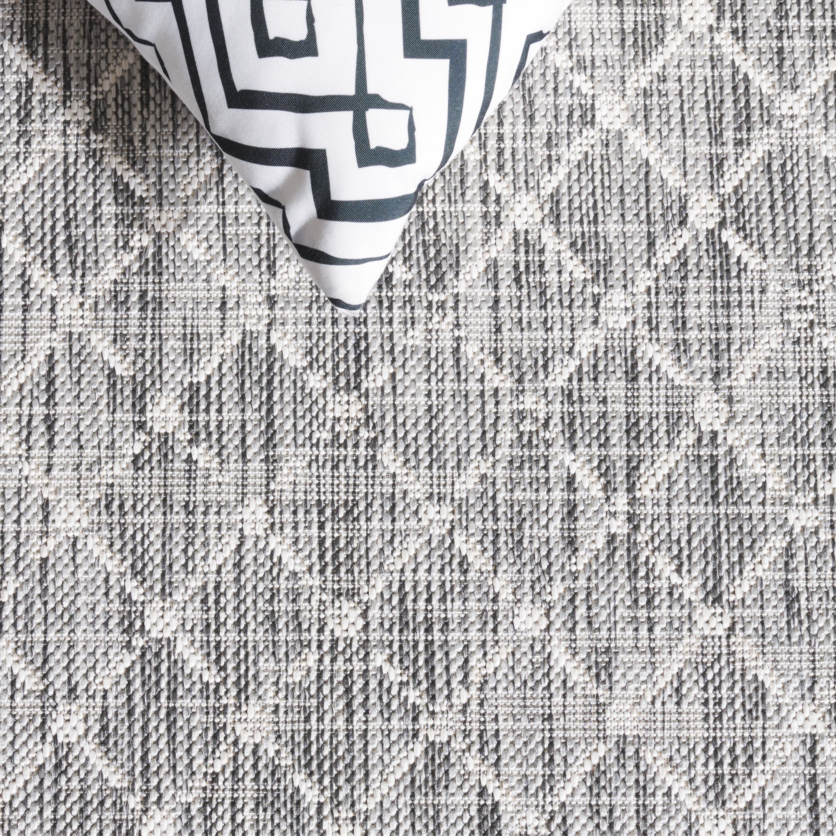 SAFAVIEH Courtyard Frazier Geometric Indoor/Outdoor Area Rug, Light Grey/Dark Grey, 8' x 10'