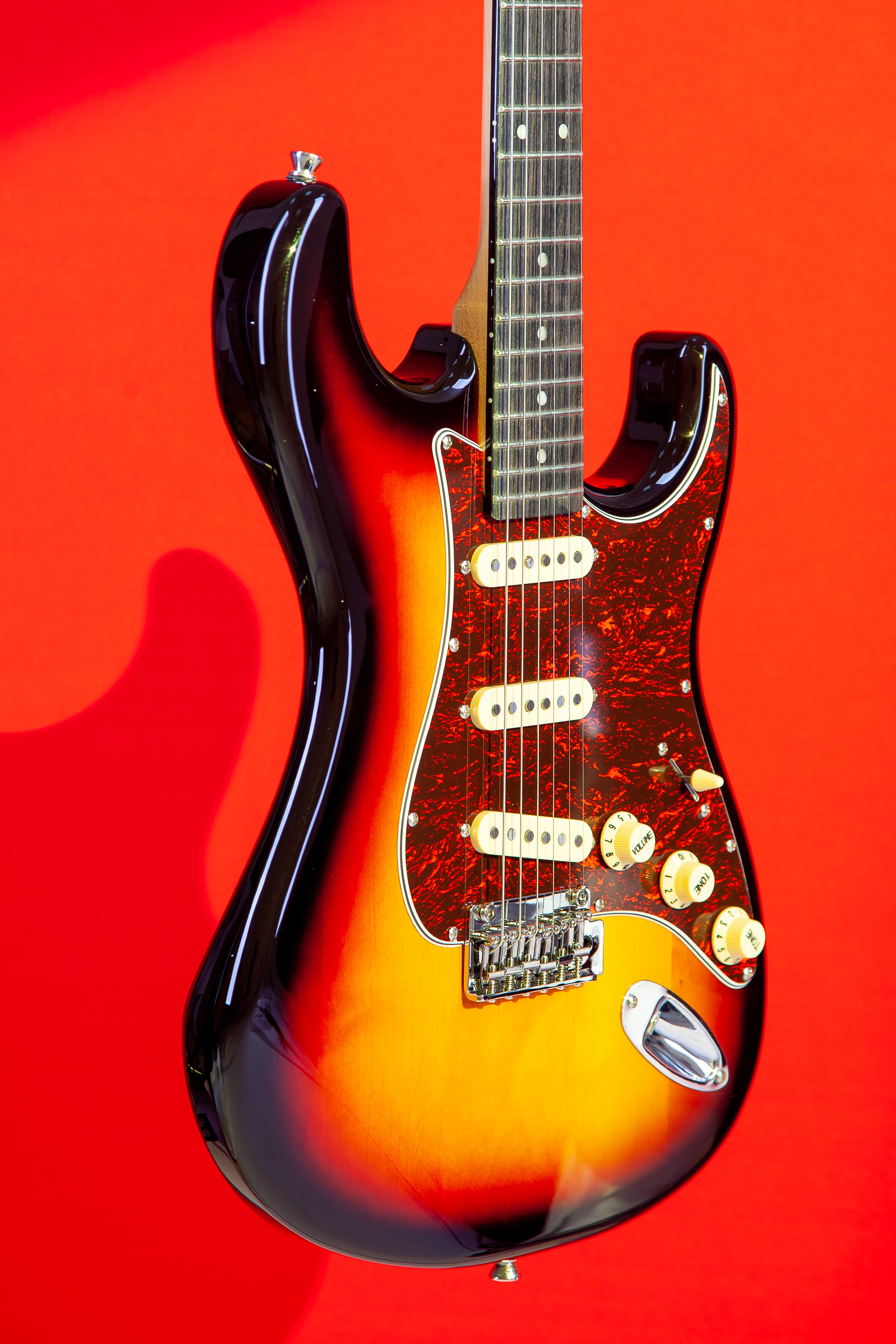Tagima T-635 SB DF/TT Classic Guitar, Technical Wood Fretboard, Tortoise Pickguard, Sunburst