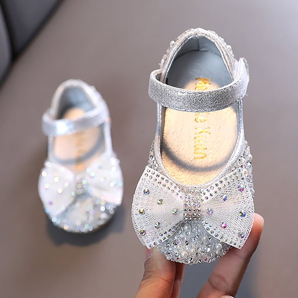 CHAOLEI Mode Printemps et Été Sandales pour Filles Chaussures de Danse Performance en Maille Perle Strass Nœud Style Élégant -Argent,18-24 Mois