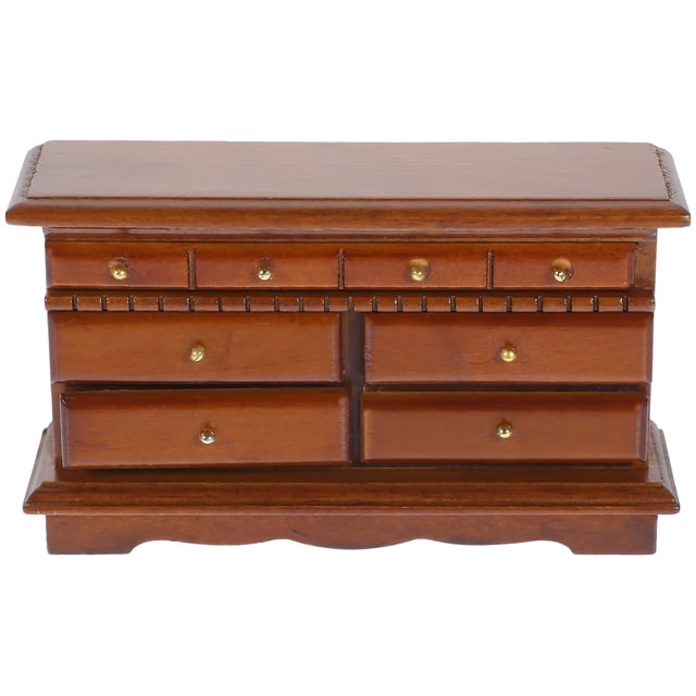 mueble de tv de madera, mesilla de noche decorativa, modelo de mueble de madera, decoración de mini casa miniatura marrón RUNROTOO — vista frontal centrada de mueble en miniatura de madera con seis cajones y tres cajones superiores estrechos, tiradores dorados, moldura superior y base con pie recortado; dimensiones aprox. 13.2 x 7.5 x 3.7 cm; ideal como accesorio para casas en miniatura, decoración de dormitorio o accesorio para fotos.