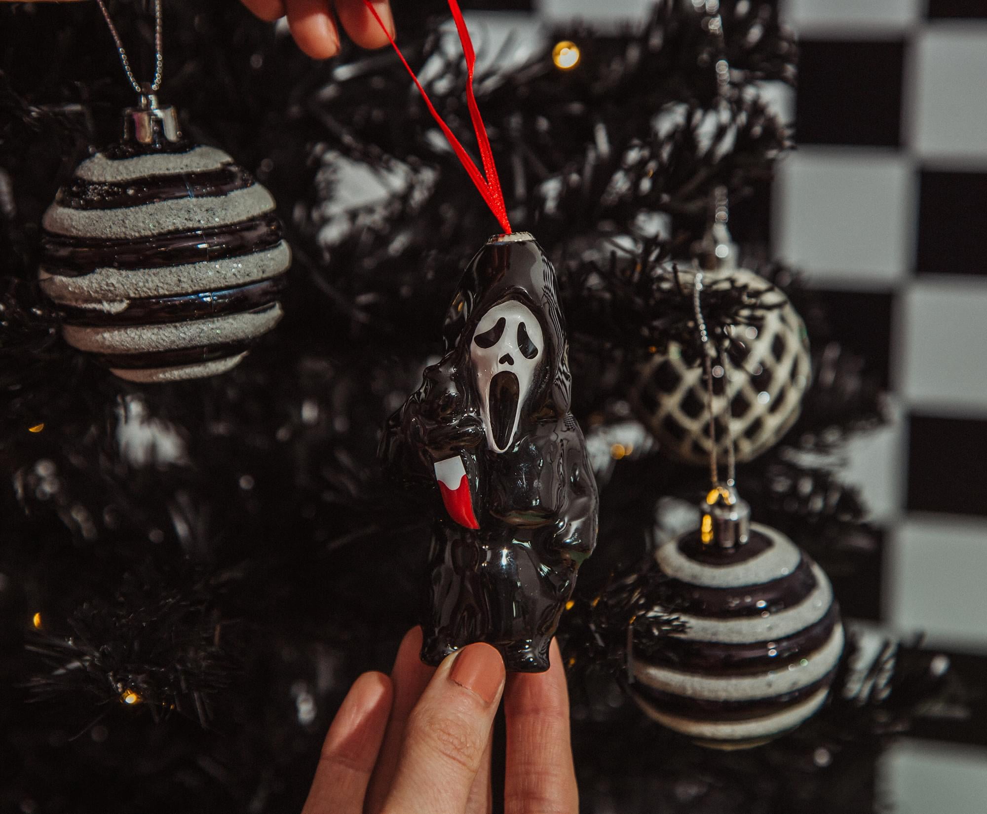 クリスマス　オーナメント　scream Scream Ghostface 4-Inch Shatterproof Christmas Decoration Ornament