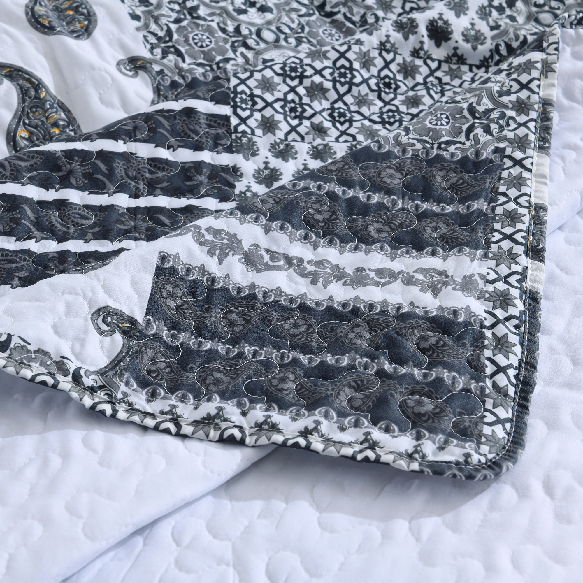 King Size Quilt Set, GREAGLE 3-Piece Warm Lightweight Rustic Farmhouse Grey Coverlet Patchwork Full Bedspreads Set with Pillow Shams, 104x90 inch, Gray Paisley Plaid Print
