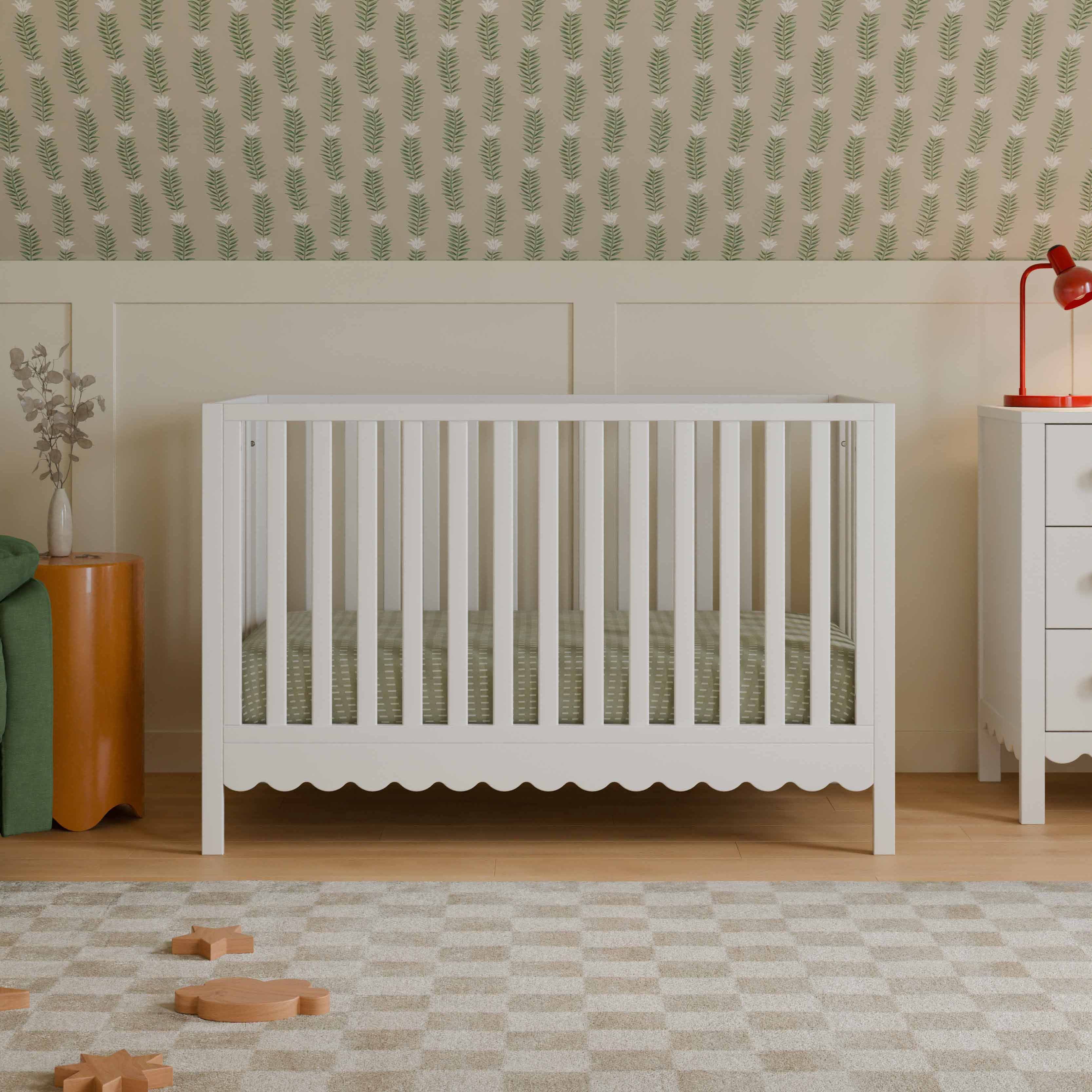 daVinci Sammy Scallop 4 in 1 Convertible Crib, White + Premium 2-Stage Breathable Crib Mattress