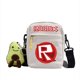 thumbnail image 1 of Roblox bolso de hombro periférico de juego, bolsa de lona oblicua de dibujos animados, bolsa cuadrada pequeña para estudiantes, regalo de cumpleaños para niñas y niños, 1 of 4
