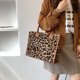 thumbnail image 1 of Bolso de mano retro con estampado de animales de felpa de cuero para mujer Bolsos de mano de invierno (A) Tmvgtek Para estrenar, 1 of 9