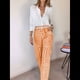 thumbnail image 5 of Conjunto de Dos Piezas para Mujer, con Estampado Geométrico, Pantalones de Cintura Alta y Camisa Sencilla. Color Naranja L, 5 of 7