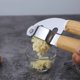 thumbnail image 2 of Prensa de ajo de acero inoxidable 304, trituradora de ajo de alta resistencia, prensa, picadora de ajo, molinillo de mano, lata de jengibre de Metal, madera, 2 uds., 2 of 5