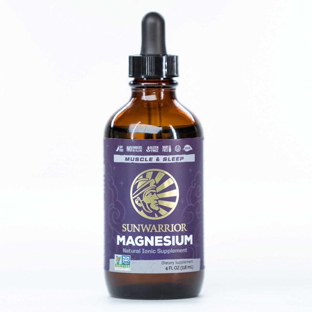 magnesio líquido sunwarrior 118 mg vegano gotero botella ámbar 118 ml, vista frontal centrada con etiqueta morada y cuentagotas negro mostrando logo Sunwarrior y texto 'MAGNESIUM'; suplemento líquido dentro de la sección vitaminas y suplementos, etiqueta muestra indicaciones de uso y símbolos 'Gluten Free'. Su tamaño también lo hace adecuado para llevar en estuche de viaje de suplementos.