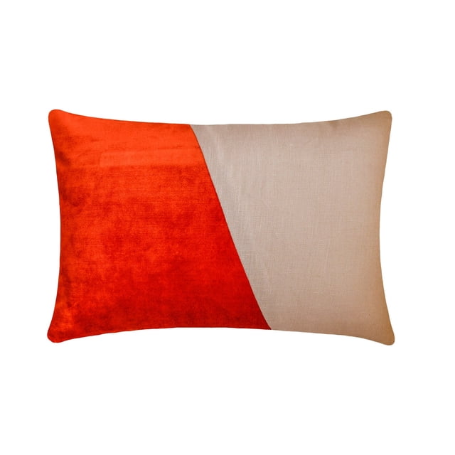Funda de almohada lumbar naranja hecha a mano de 30 x 40 cm (12 x 16 pulgadas). Cojín rectangular de terciopelo y lino con bloques de color liso. Decoración de Halloween moderna con diseño patchwork.