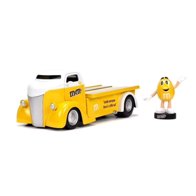 1947 Ford COE Flatbed Truck w/ Yellow M&M's Figure - Jada Toys