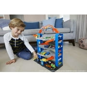Hot Wheels City Stunt Garage Playset with 1 Toy Car in 1:64 Scale & Storage for 20+ Vehicles