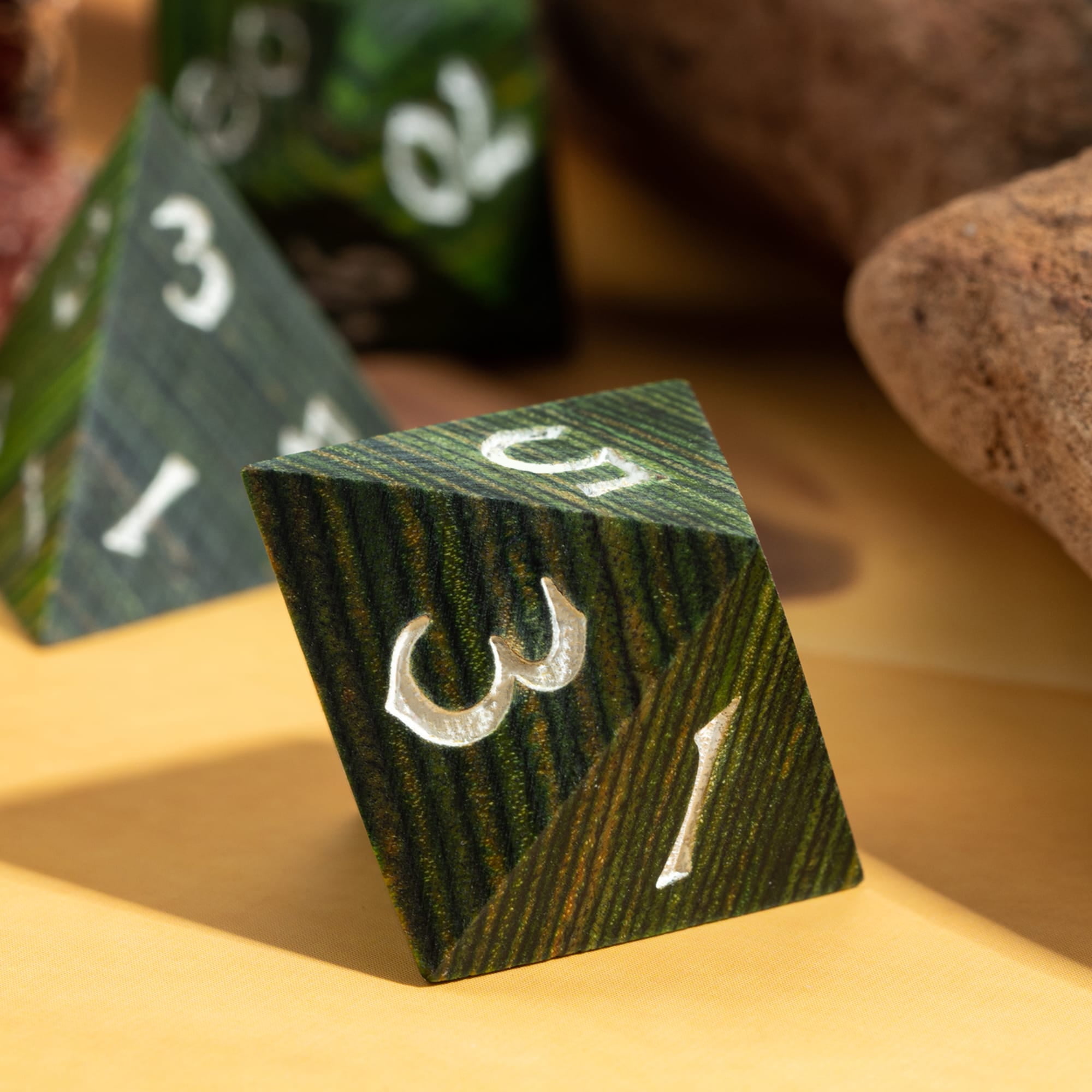 Cusdie 7Pcs/set Wooden DND Dice D&D Wood Dice D4 D6 D8 D10 D% D12 D20 Polyhedral Games Dice Set for Table Games MTG RPG