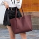thumbnail image 4 of Bolso de hombro tipo tote de piel sintética para mujer, bolso de mano con borlas de gran capacidad., 4 of 6