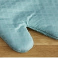 thumbnail image 3 of Juego de guantes de cocina KitchenAid Asteroid Aqua Sky de 7 x 12,5 cm, 2 piezas, 3 of 6