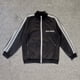 thumbnail image 1 of Palm Angels side traje deportivo informal con estampado de letras a rayas en blanco y negro, chaqueta superior para hombreTop negro, 1 of 5