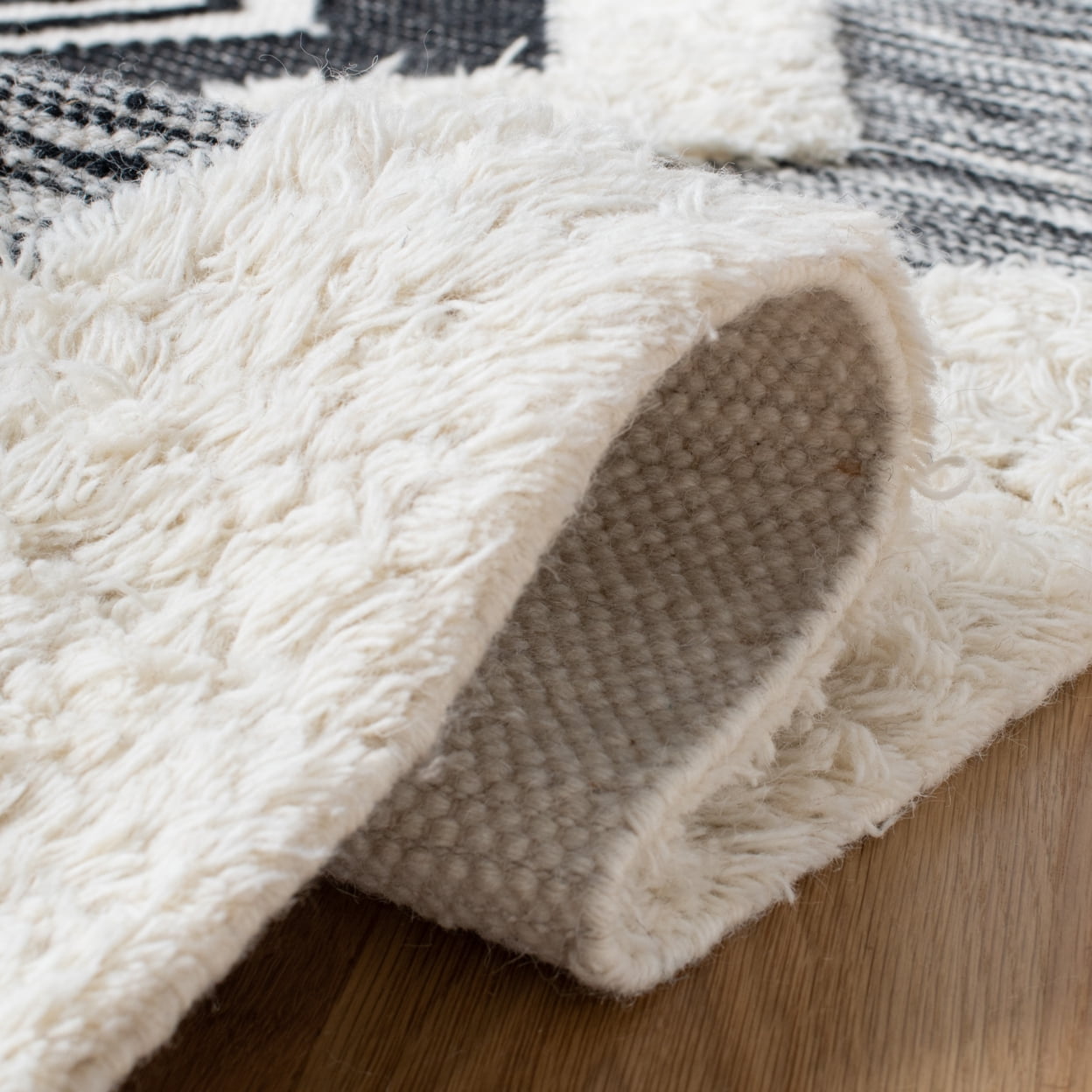 SAFAVIEH Natura Antonio Geometric Wool Area Rug, Ivory/Black, 6' x 9'