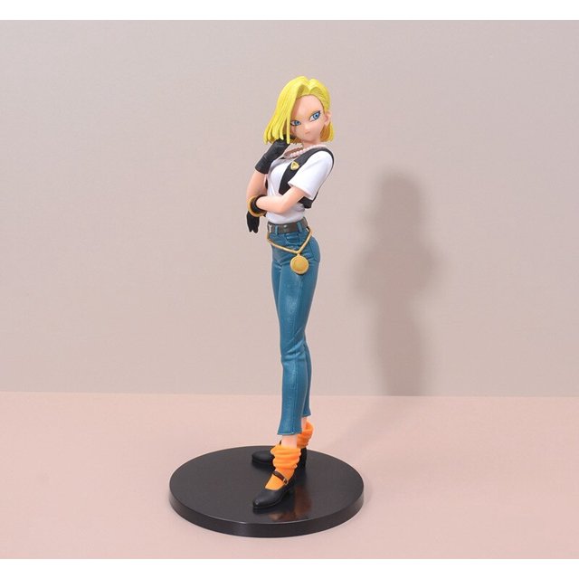 figura de acción de dragon ball girl, android 18, 25cm, modelo coleccionable, figura de acción de pvc de anime 25 cm: figura coleccionable de Android 18 en vista 3/4 sobre base circular negra; cabello rubio hasta los hombros, chaleco negro sobre camiseta blanca, pantalones azules ajustados, calentadores naranjas, botas negras y detalle de cadena dorada en el cinturón; fondo neutro claro, sin caja.