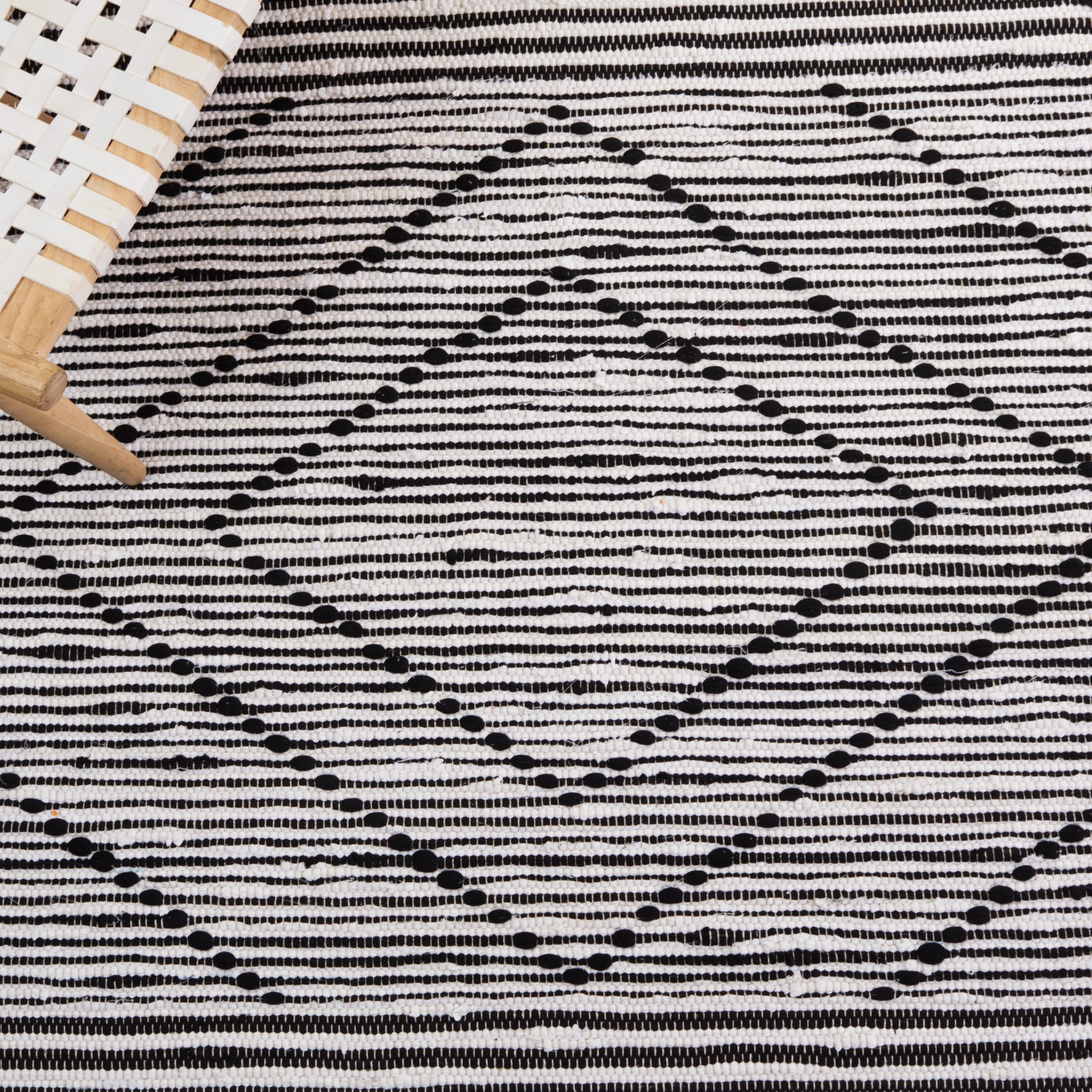 SAFAVIEH Striped Kilim Isaija Striped Cotton Area Rug, Black/Ivory, 8' x 10'