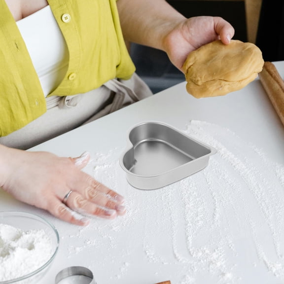 Homoyoyo 3-Piece Heart Shaped Non-Stick Metal Baking Pans Cake Molds for Home Kitchen Use
