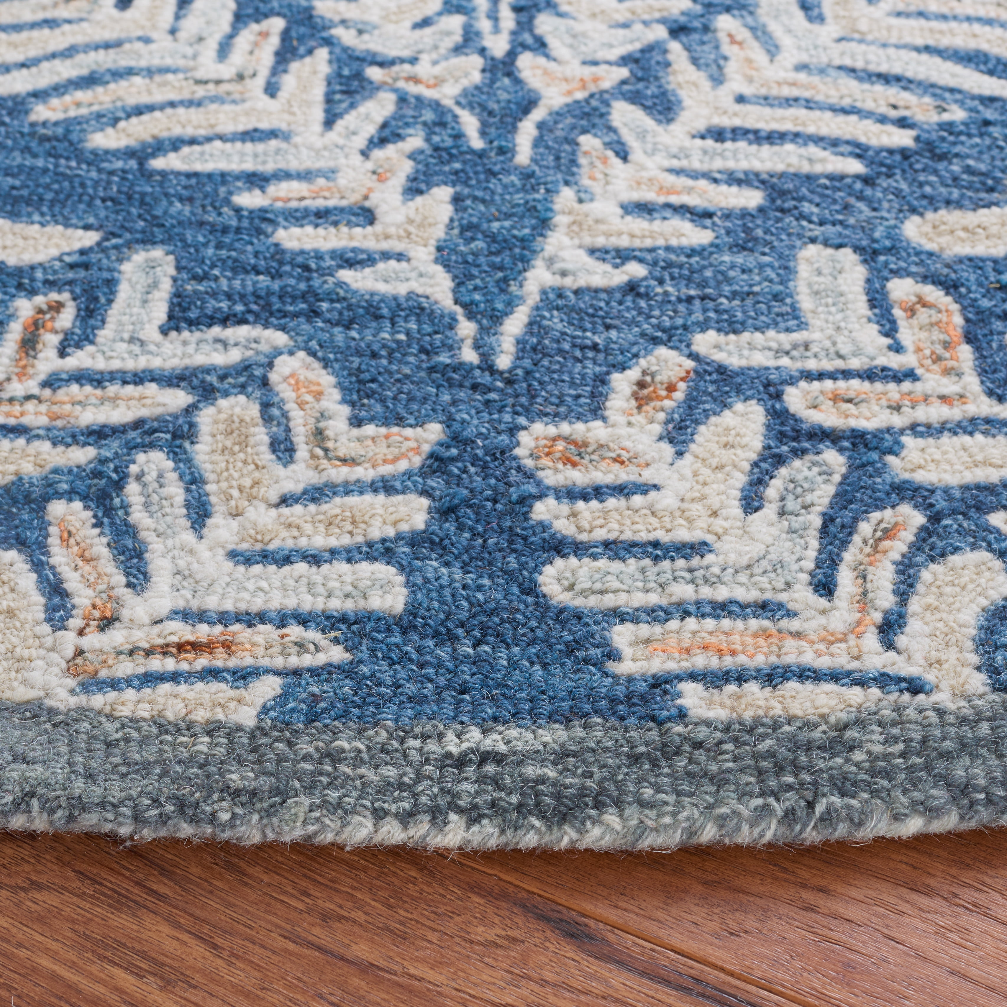SAFAVIEH Capri Proinsias Leaves Wool Area Rug, Grey/Ivory, 3' x 3' Round