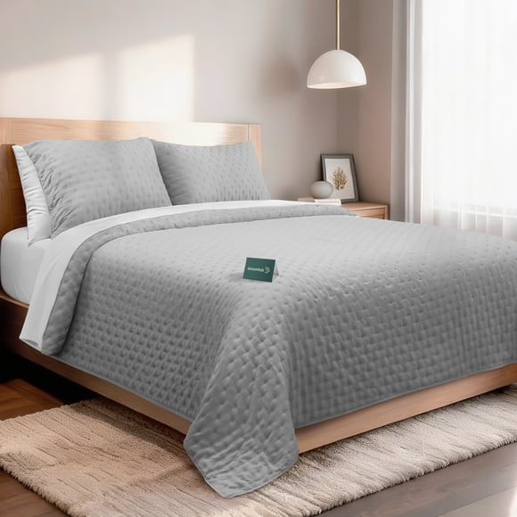 Dreamlab Edredón Matrimonial Ligero y Juego de Sábanas con Fundas de Almohada Decorativas (7 pzas). Set de Colcha Ligera y Sábanas para Cualquier Temporada. Hipoalergénico. Trébol, Gris Claro / Blanco