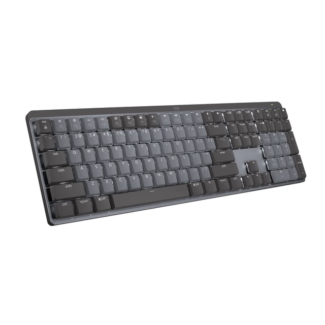 teclado logitech mx mecánico inalámbrico iluminado Graphite, vista 3/4 frontal de tamaño completo con carcasa metálica y teclas de perfil bajo retroiluminadas; interruptores mecánicos tipo clic visibles, conectividad Bluetooth o USB‑C compatible con macOS y Windows; fondo blanco; suele usarse en estaciones de trabajo compartidas o para viajes por su conexión multidispositivo.