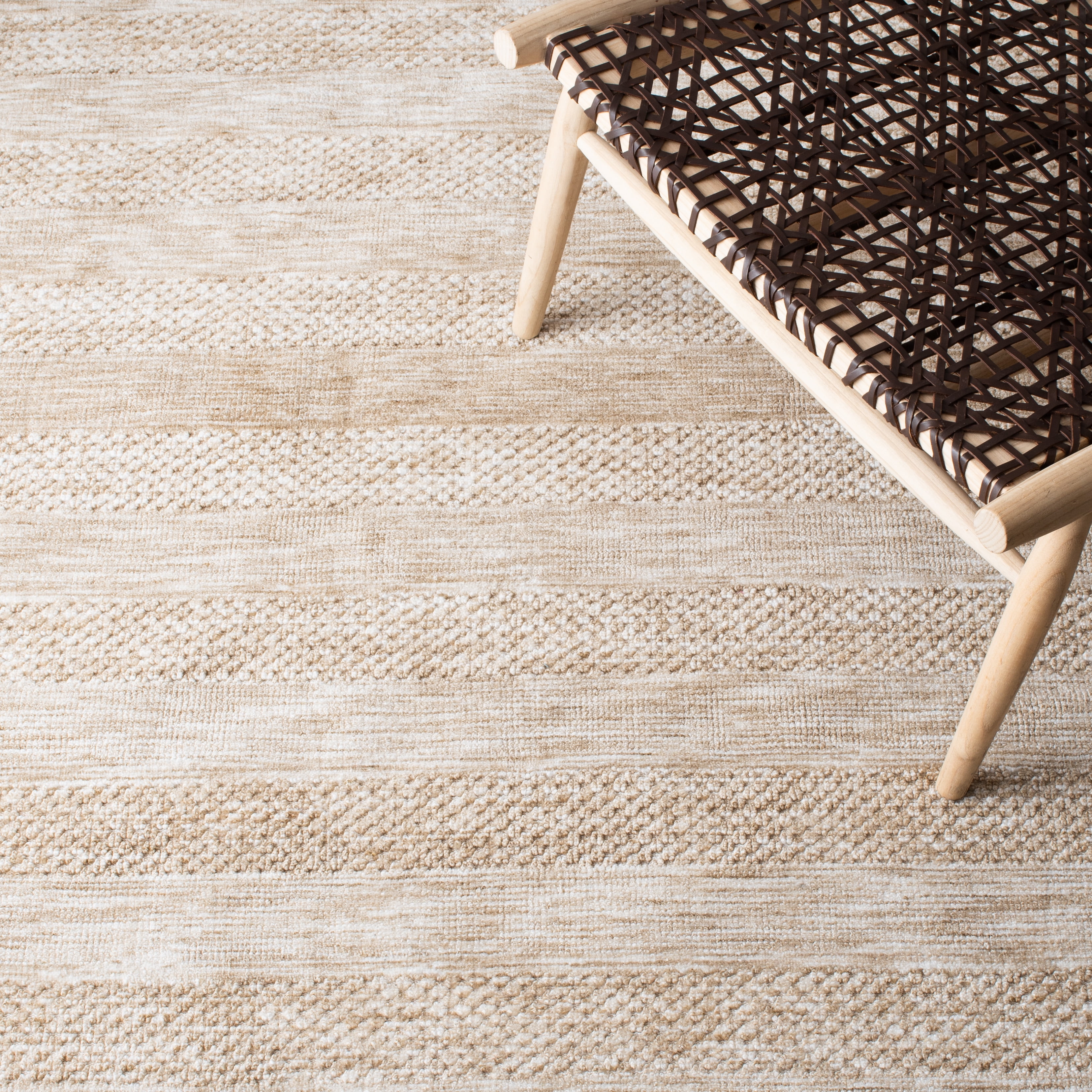SAFAVIEH Classic Vintage Brad Distressed Area Rug, Beige, 6' x 6' Square