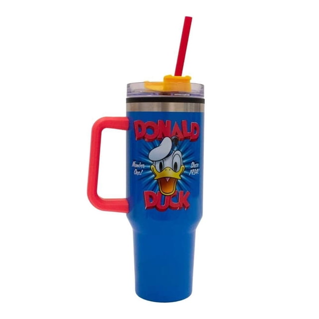 termo fun kids regalos siglo xxi doble pared donald 90 termo azul 1.2 L con asa roja, tapa transparente con cierre y popote; cuerpo de acero inoxidable con pared interna de plástico y gráfica frontal de Donald Duck en letras rojas, diseño alto tipo vaso ideal para escuela u oficina; también suele usarse para llevar bebidas frías en viajes cortos.
