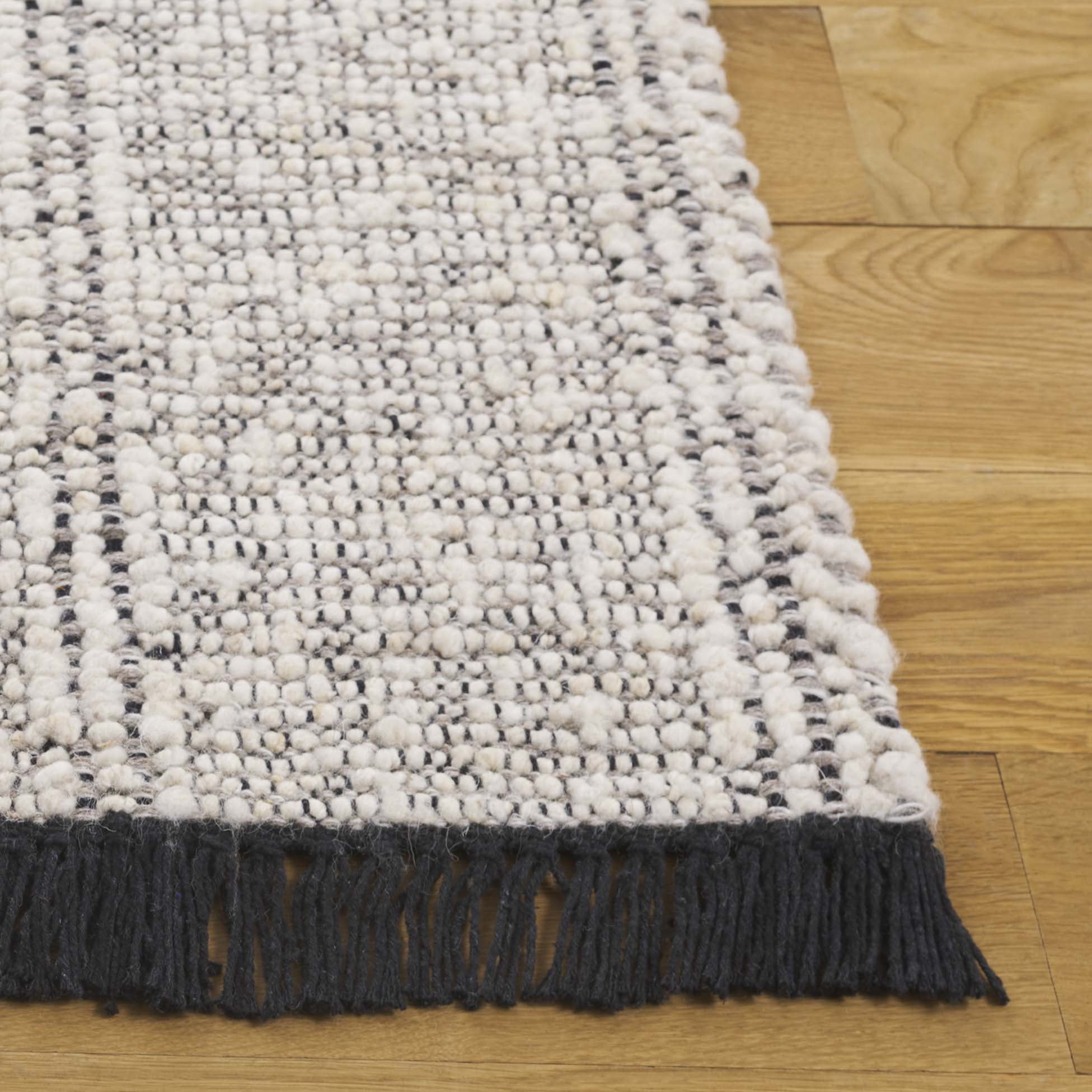Safavieh Manhattan Thane Solid Area Rug, Ivory/Black, 3' x 5'