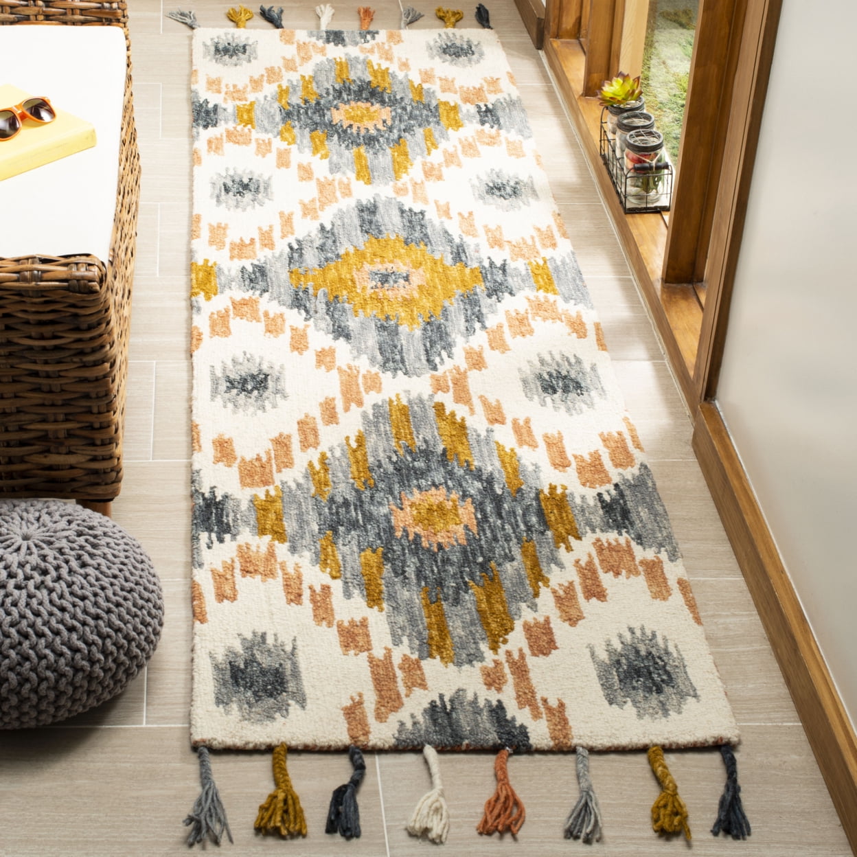 SAFAVIEH Suzani Leyla Southwestern Wool Area Rug, Ivory/Gold, 5' x 8'