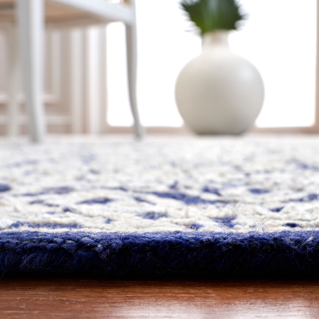 SAFAVIEH Aspen Cabrail Floral Bordered Area Rug, Navy/Ivory, 4' x 6'