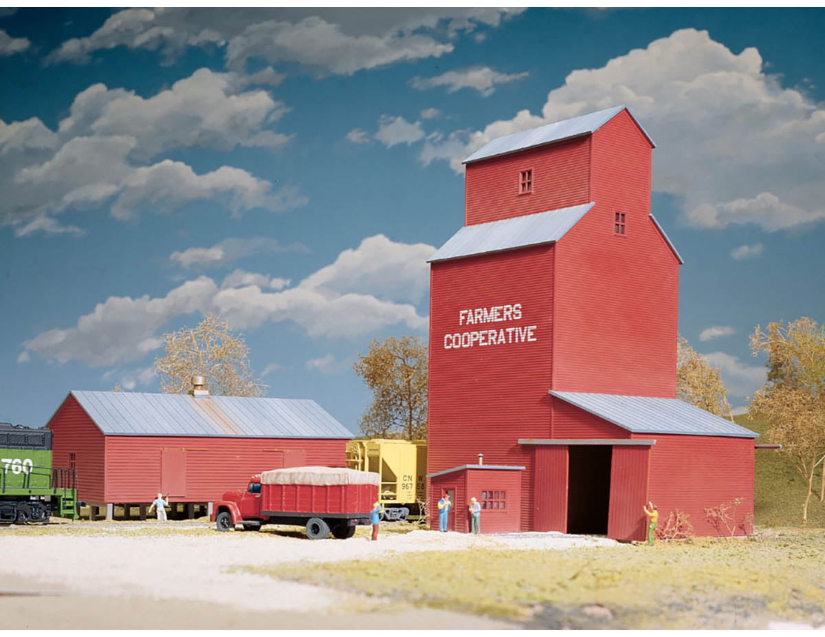 Walthers Cornerstone HO Scale Building/Structure Kit Rural Grain Silo