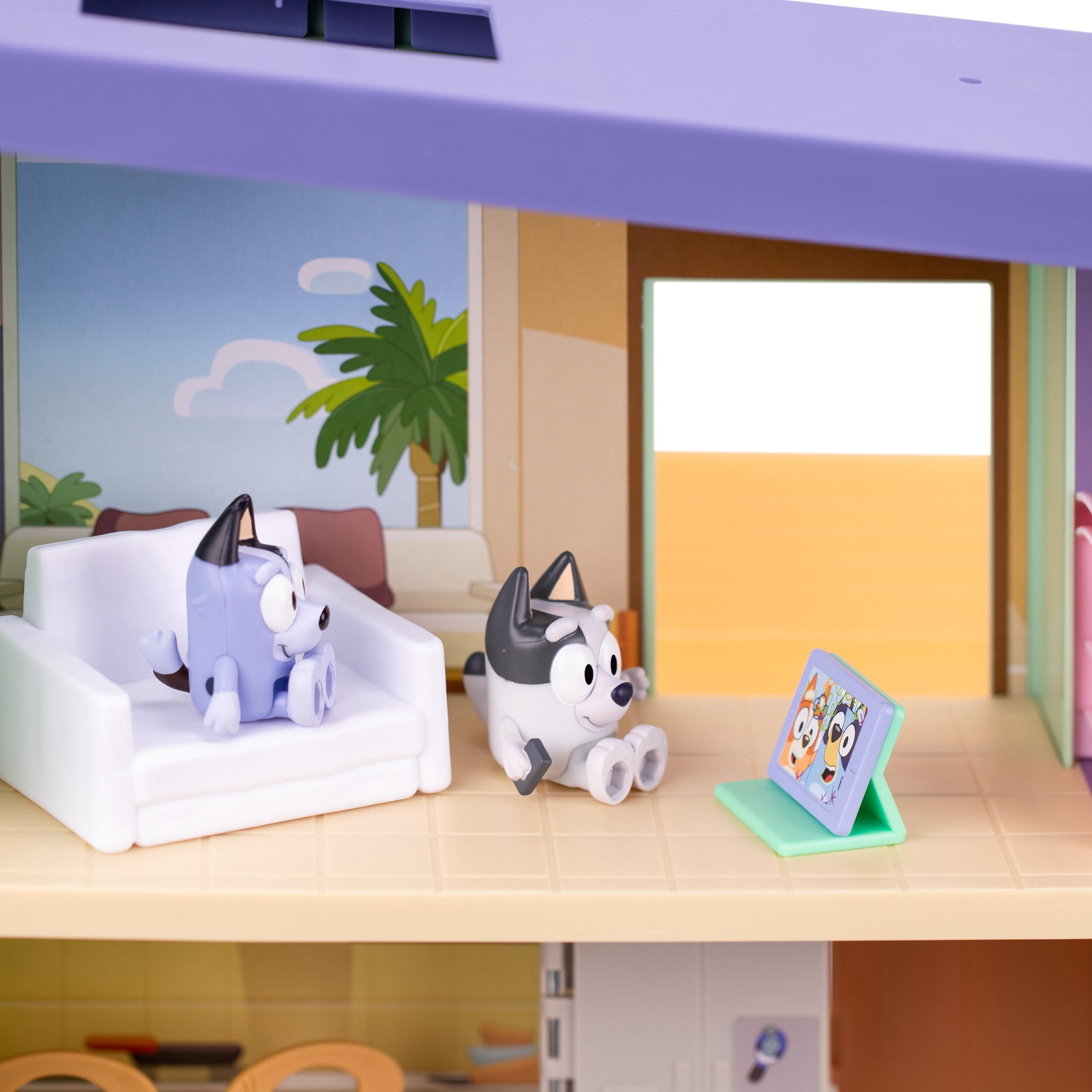 Bluey Muffin’s Home Playset with Over 11 inches Tall and 10 Accessories Including Exclusive Muffin and Socks Figures Ages 3+