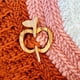 thumbnail image 1 of Fiudx Broche de Madera, Alfiltro Artesanal de Madera Tosca, Ligero para Chal, Pinza Ecológica para Suéter, Accesorio de Moda para Uso Diario, Ideal para Regal, Ideal para Calcetines Navideños, Acabad, 1 of 7