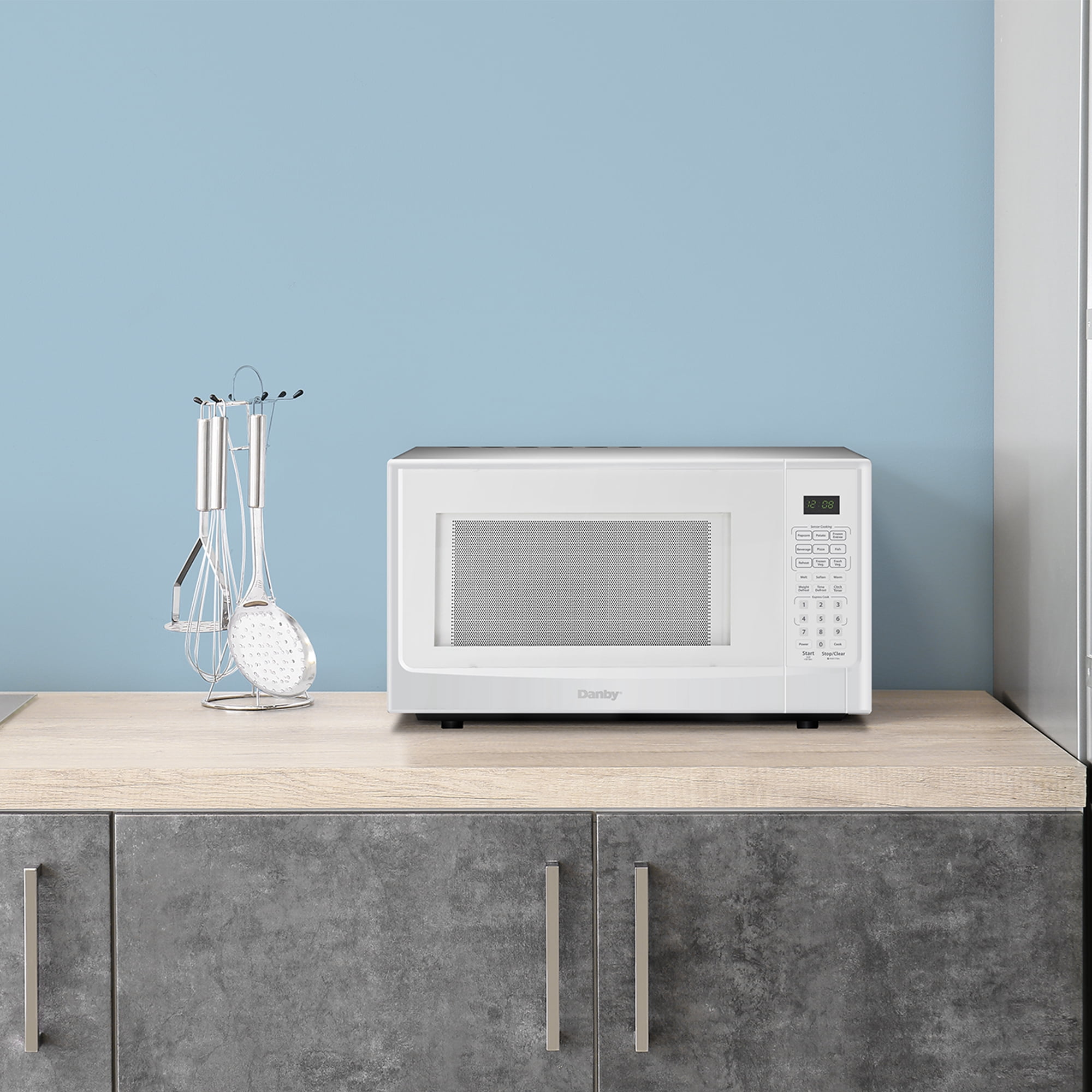 Danby Designer 1.4 cu. ft. Sensor (Cooking) Microwave in White (DDMW01440WG1)