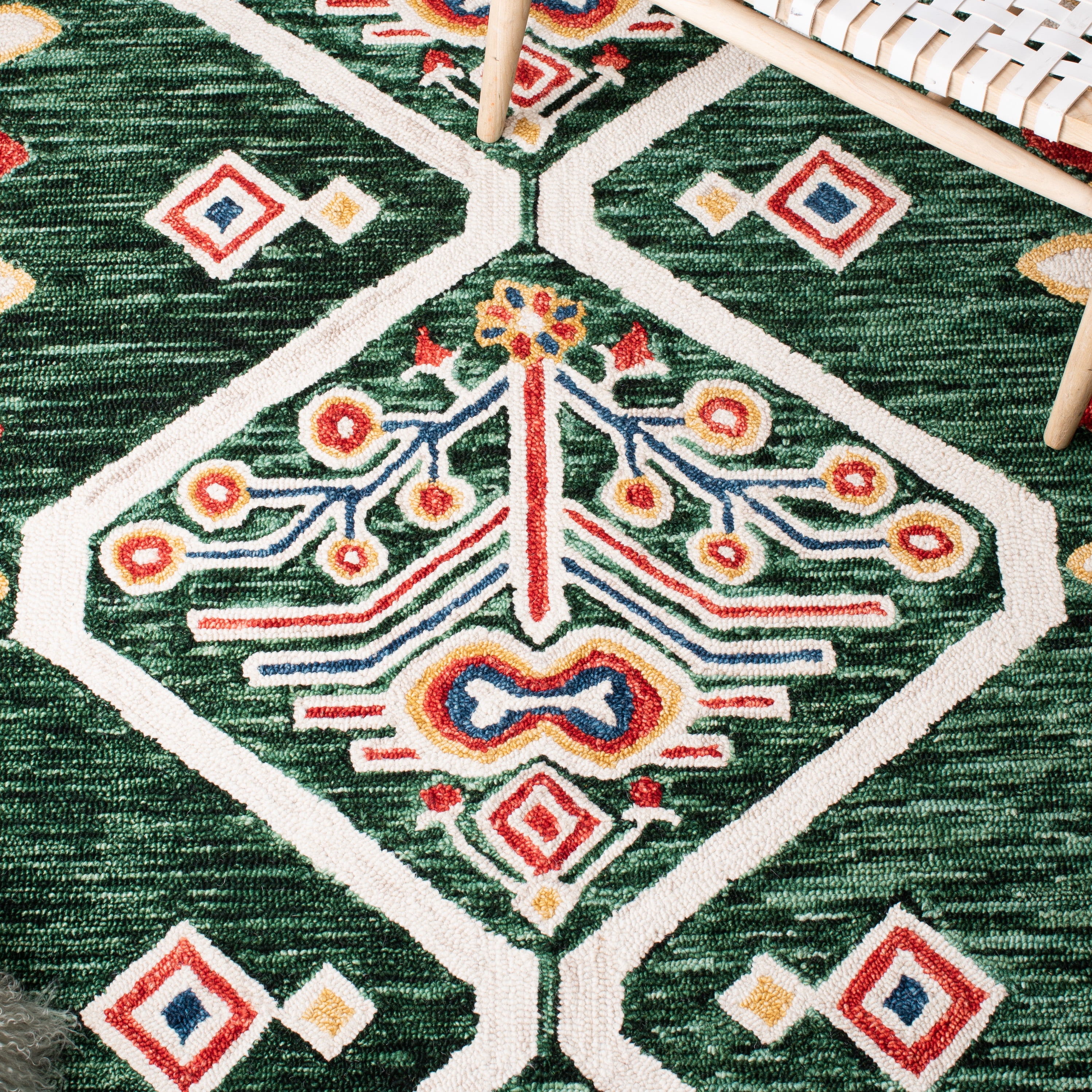 SAFAVIEH Aspen Eirann Southwestern Wool Area Rug, Green/Ivory, 7' x 7' Square