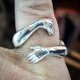 thumbnail image 2 of Anillo De Abrazo De Plata Amor Abrazo Manos Anillo Abierto Antióxido Anillo De Pareja Cómodo Para Aniversario Día De San Valentín seitruly AP006509-00, 2 of 6